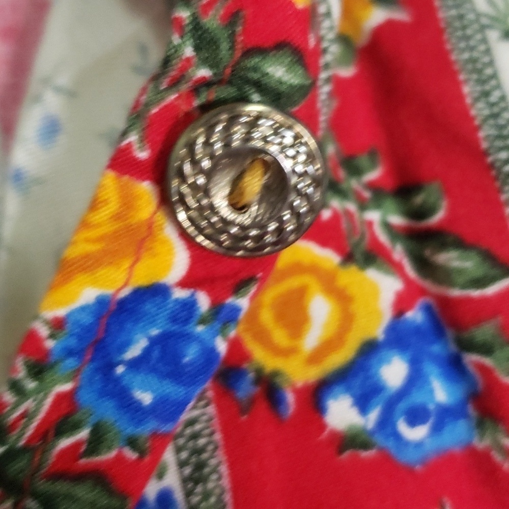 Vintage 80s/90 red short sleeve button down w/blue/yellow florals medium - Picture 3 of 3